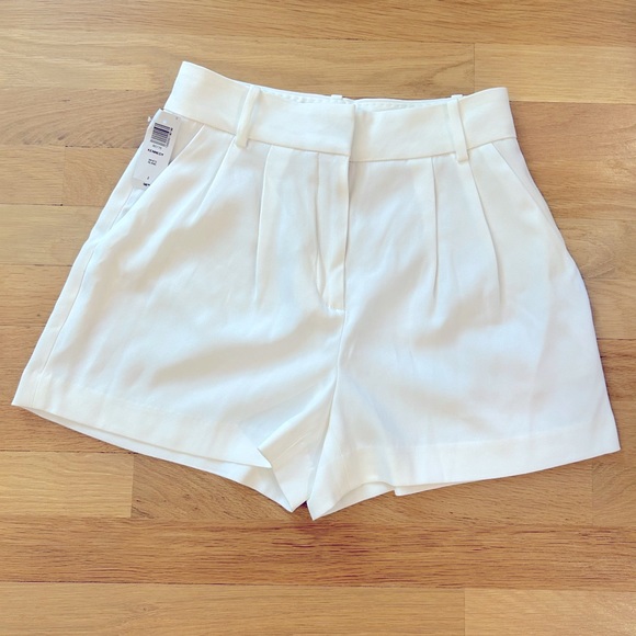 Aritzia Babaton 3'' Pleated Short in shade Espace - Picture 2 of 10